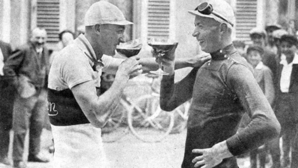 André Leducq és Nicolas Frantz koccintanak (Tour de France 1928)