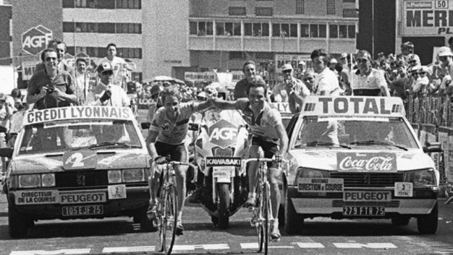 Bernard Hinault és Greg LeMond kéz a kézben Alpe d’Huezen (Tour de France 1986)