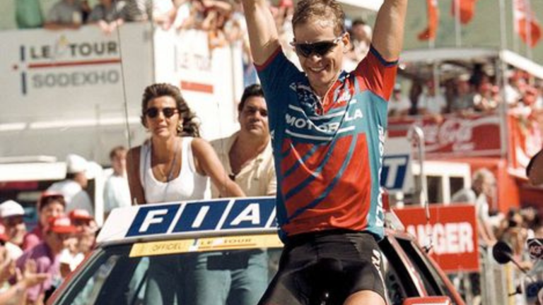 Andy Hampsten örül szakaszgyőzelmének 1992-ben az Alpe d'Huez tetején
