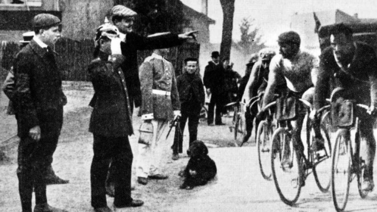 Régi kerékpáros fotó a Tour de France korai éveiből, ahogyan a versenyzők épp Metz városába érkeznek