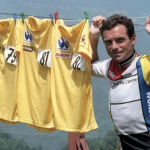Bernard Hinault pózol a Tour de France győzelmeit szimbolizáló sárga trikóival