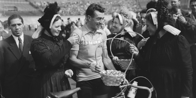 Louison Bobet helyi népviseletbe öltözótt nőkkel az 1954-es Tour de France amsterdami rajtjánál.