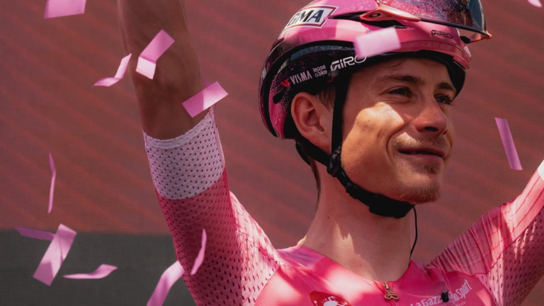 Jona Vingegaard rózsaszín trikóban (maglia rosa) a 2026-os Giro d'Italia 14. szakasza után.