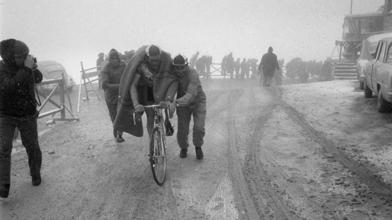 Eddy Merckx érkezik a célba a Tre Cime di Lavaredo emelkedőjén 1968 junius 1-en az azévi Giro d'Italián. A rendkívül rossz időjárási körülmények között zajló szakasz végén celba érkezés után azonnyl meleg takróba csavarják a bringást.